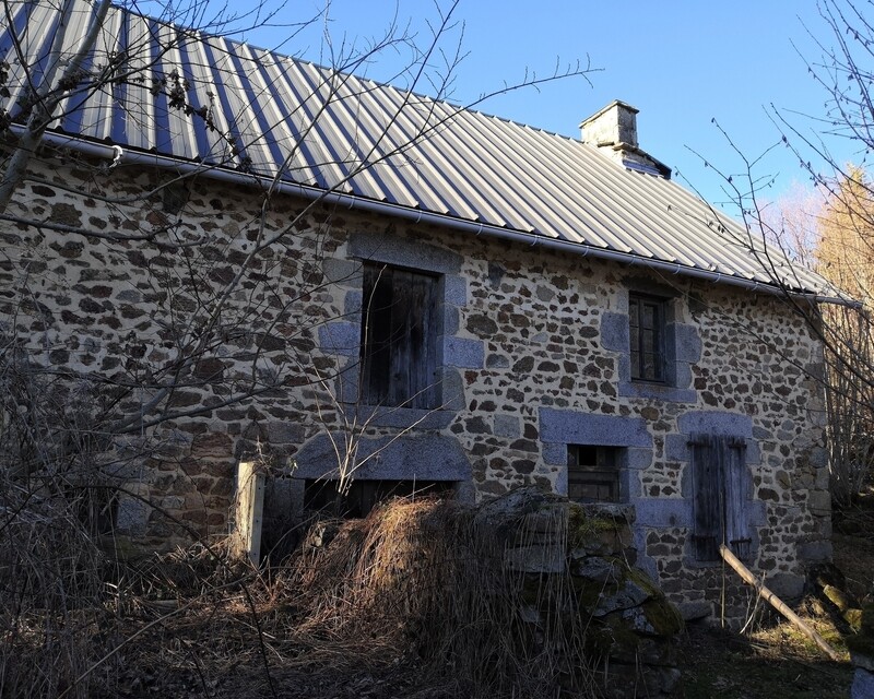 Il est trop tard pour cette maison - L'ancienne fermette possède un petit potager clos de murs