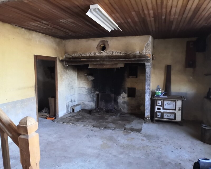 Il est trop tard pour cette maison - La cuisine et son grand cantou ; la porte menant dans l'arrière cuisine où créer une salle d'eau