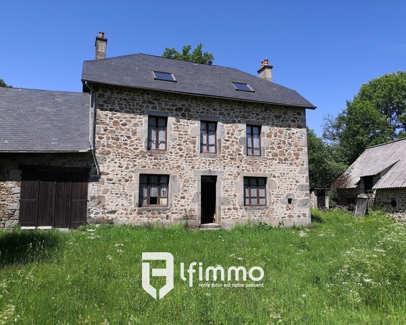 Il est trop tard pour cette maison - Un puits en eau est situé entre la maison et la grange