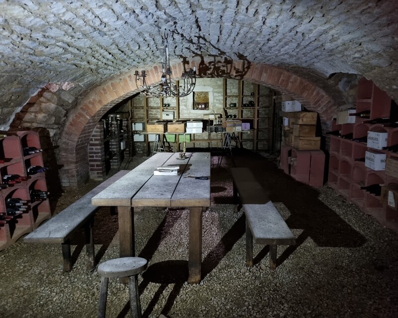 Château. Bourgogne-Franche-Comté - Cave voutée