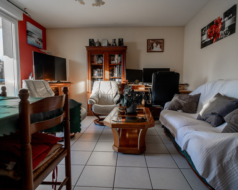 Lumineux 3 pièces avec balcon, garage et place de parking - salon-séjour