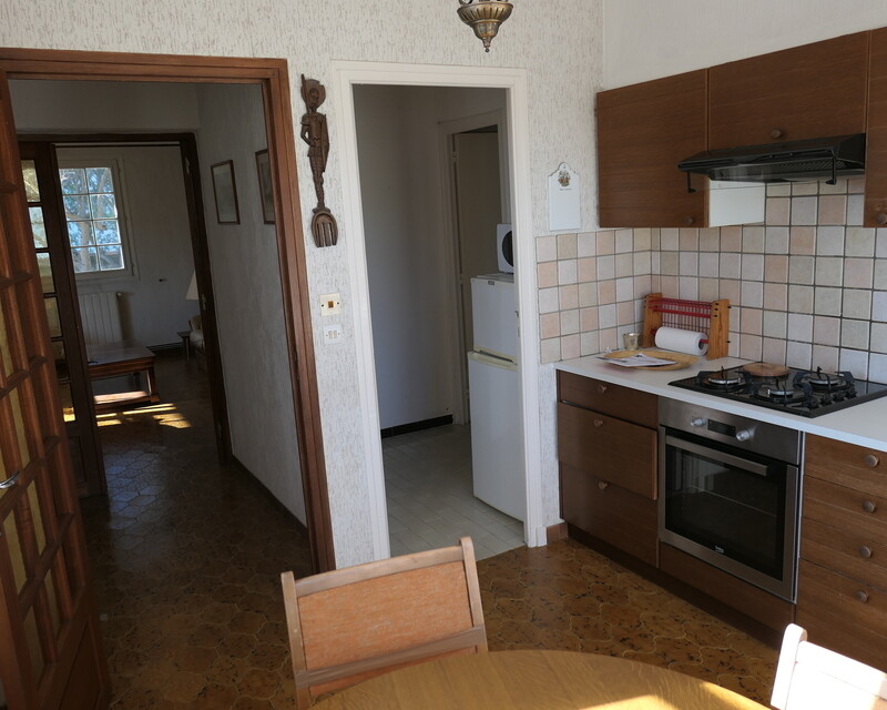 Villa à Salin de Giraud - Cuisine vers hall et vers cellier