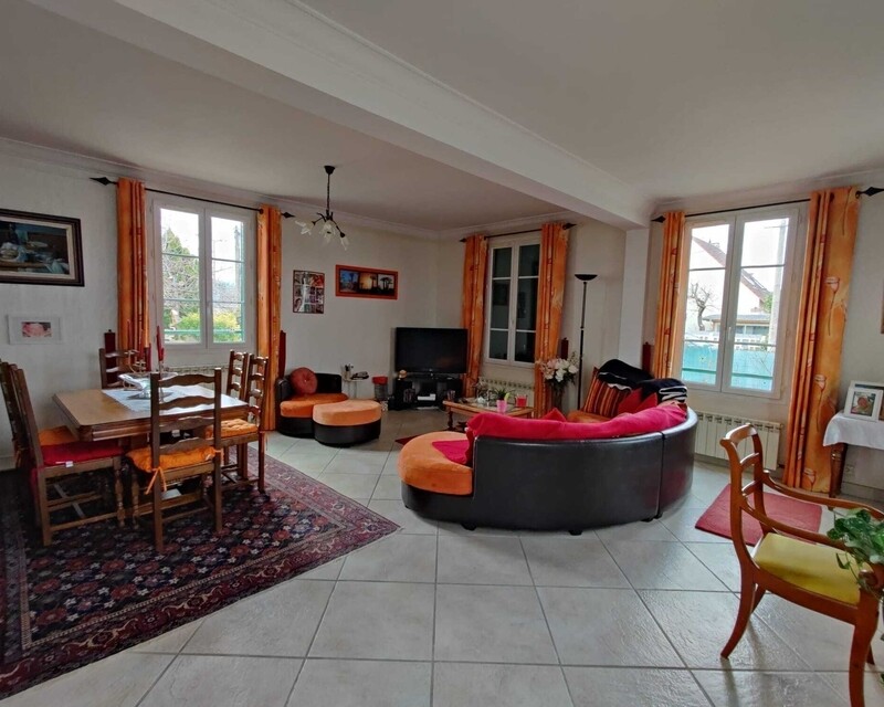 Maison 6 pièces 140 m2, sous sol, garage en dépendance - Salon a