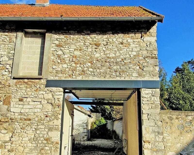 Terrain 83m2 - Facade cote rue