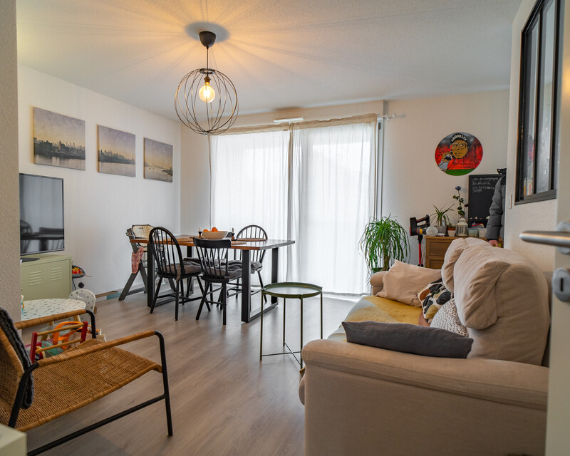 Appartement 3 pièces récent,  balcon, garage en sous sol - salon sejour