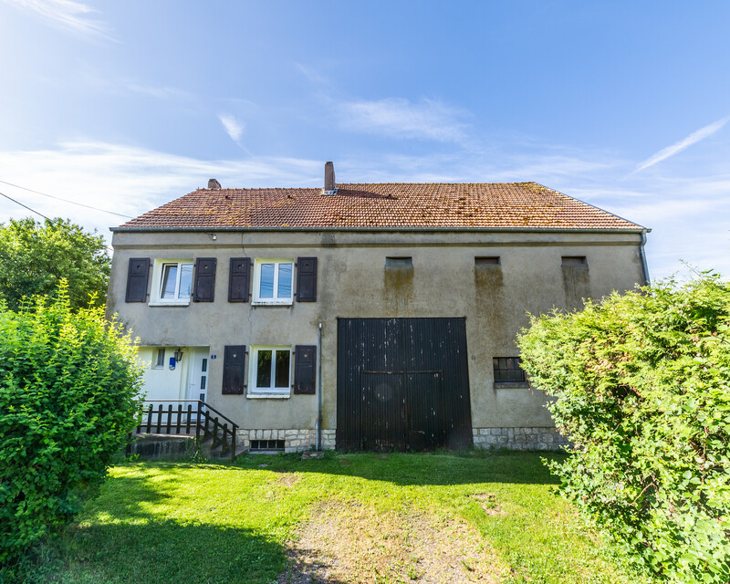 Maison à fort potentiel, sur près de 25 ares de terrain. - Façade avant bis