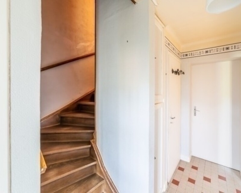 Maison à fort potentiel, sur près de 25 ares de terrain. - Entrée escalier