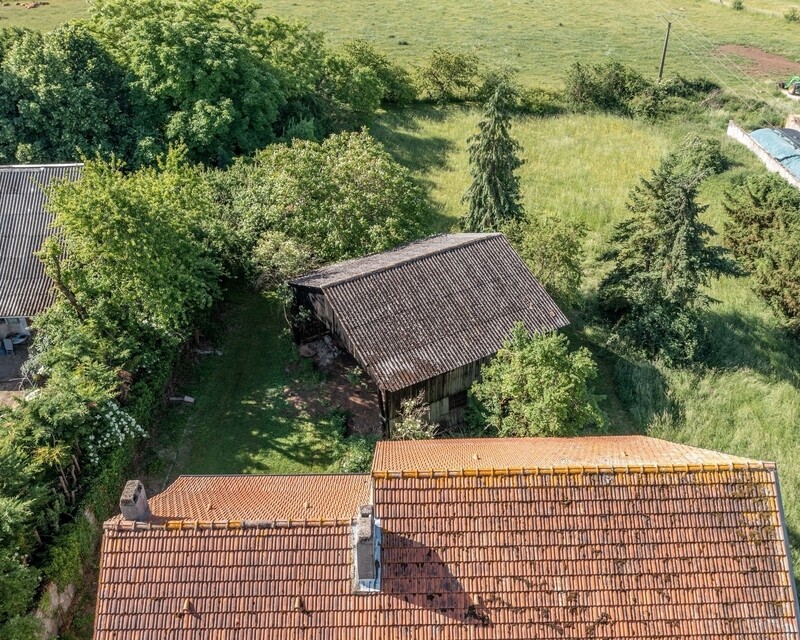 Maison à fort potentiel, sur près de 25 ares de terrain. - Drône vue sur l ensemble de la propriété-min  1 