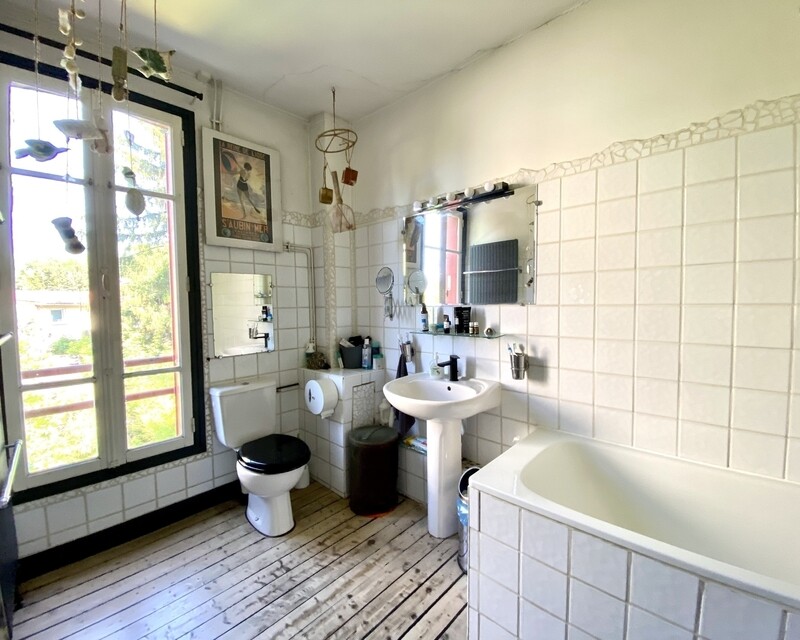 Maison 7 pièces -120 m2 -4 Chambres- Terrain 220 m2 -300 m RER  - Sdb