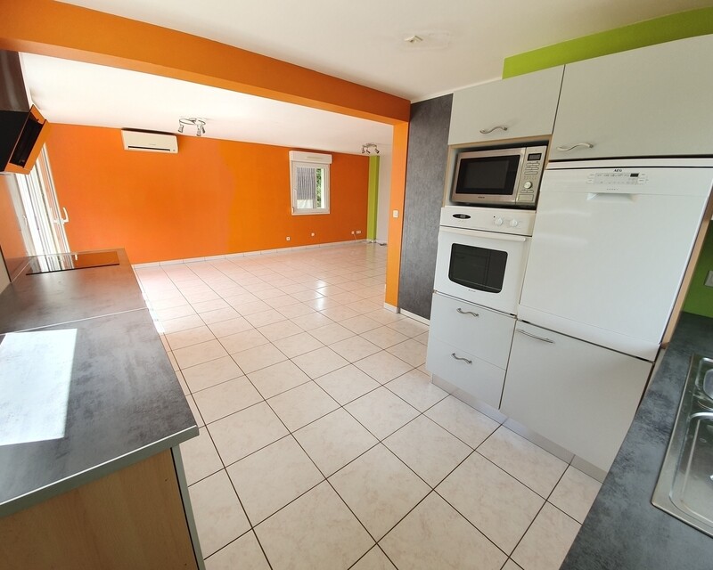 Belle maison de 4 pièces avec local professionnel sous compromis.  - 041