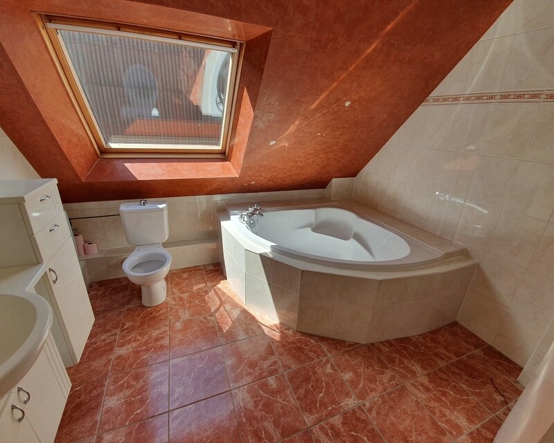 Belle maison de 4 pièces avec local professionnel sous compromis.  - 084
