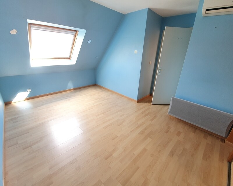 Belle maison de 4 pièces avec local professionnel sous compromis.  - 086