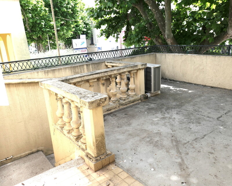 Immeuble au centre ville de Port Saint Louis du Rhône - Terrasse de devant.