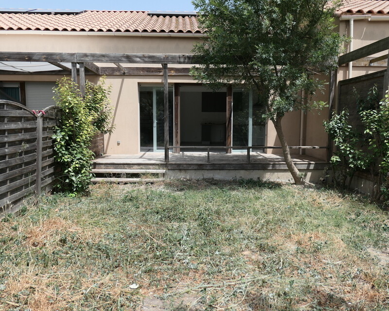 Maison mitoyenne de 5 pièces à Salin de Giraud.  - Le jardin