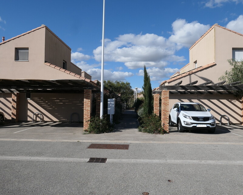 Maison mitoyenne de 5 pièces à Salin de Giraud.  - Les parkings privés