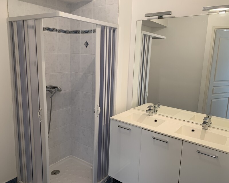 Maison mitoyenne de 5 pièces à Salin de Giraud.  - La salle d'eau du rez-de-chaussée
