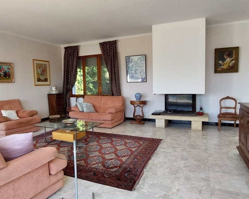 Maison, 5 Chambres, 240 m2 sur un terrain de 1600 m2  - Salon 1er  1 