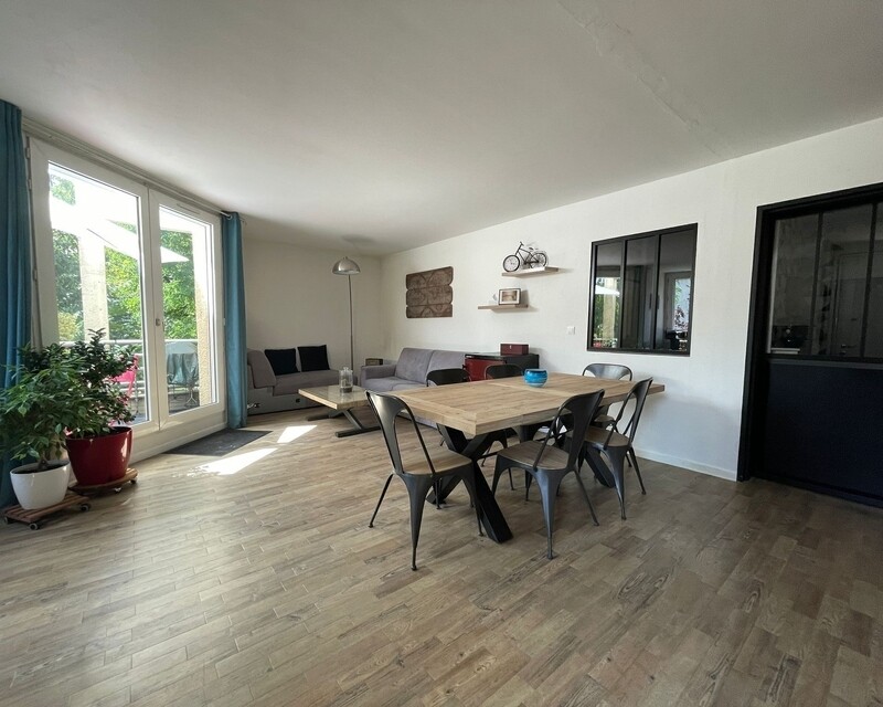 Bel appartement 70 m2 - Salon vers entrée poignant