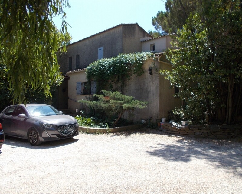Sur propriété de 4000 m²,  Maison T4 La Garde - Vue maison entrée depuis pkg  2 