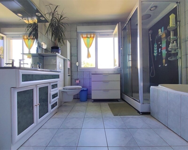 Belle maison plain-pied avec sous-sol - Salle de bain 