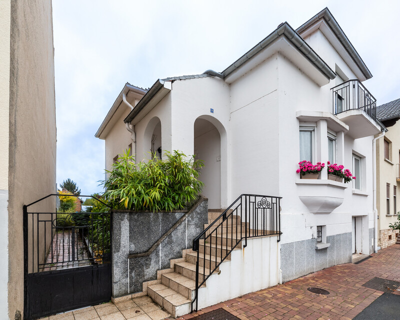 Maison individuelle, 3 chambres, 100 m² habitables - Façade avant et portail jardin