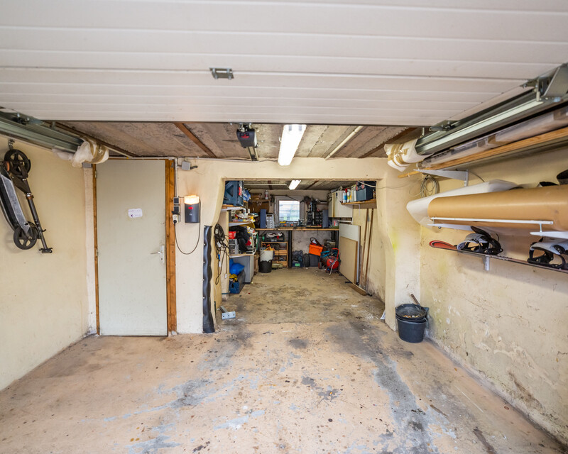 Maison individuelle, 3 chambres, 100 m² habitables - Garage (une voiture) avec porte motorisée.