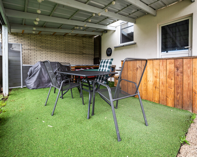 Maison individuelle, 3 chambres, 100 m² habitables - Terrasse couverte donnant sur le jardin (terrain plat).