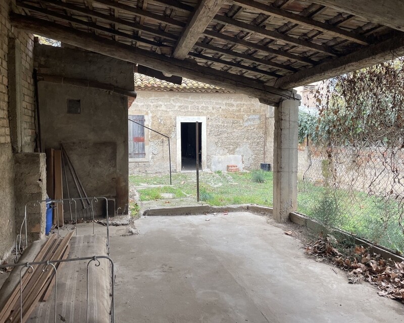 Maison de village à rénover , avec jardin  - Entree abri voiture