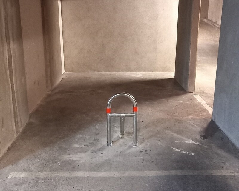 Emplacement de 12m50 à louer dans le 19ème Paris - Photo parking avec arceau