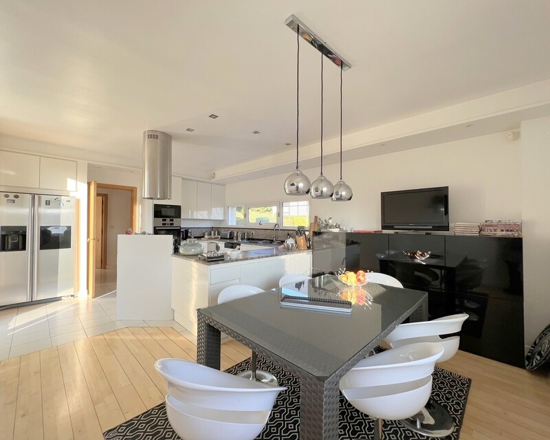 Exclusivité - Lamorlaye Golf Luzarches - Propriété de 540m² habitables - .