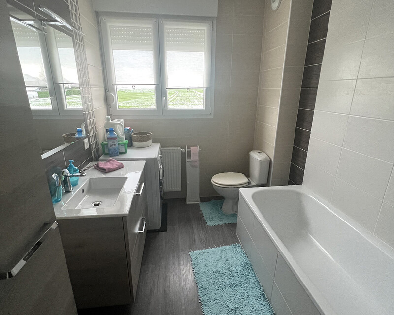 Vends à Noisseville une maison mitoyenne de 2018 avec terrasse - Salle de bain1