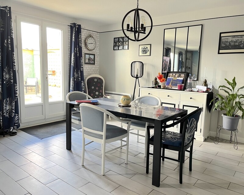 Maison de plain pied de 101 m2, sur un terrain de 400 m2 - Piece de vie - salle a manger