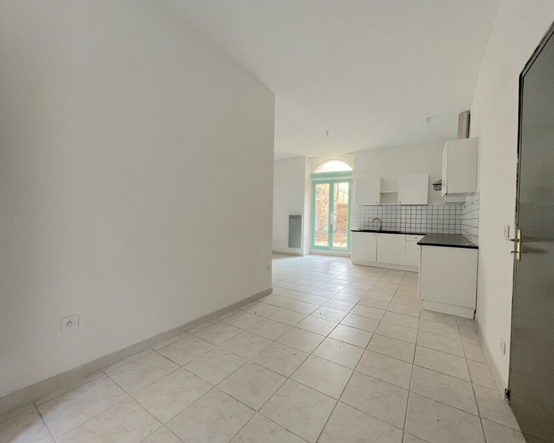 Appartement en rez de jardin dans un immeuble calme - Piece de vie depuis entrée