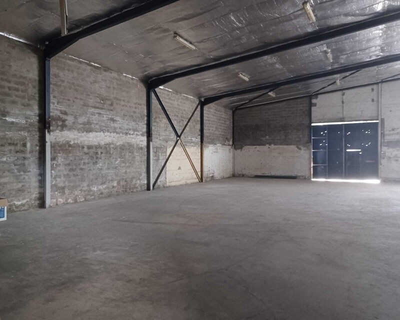 Dépot de 700m² - Photo-2023-03-09-11-00-58