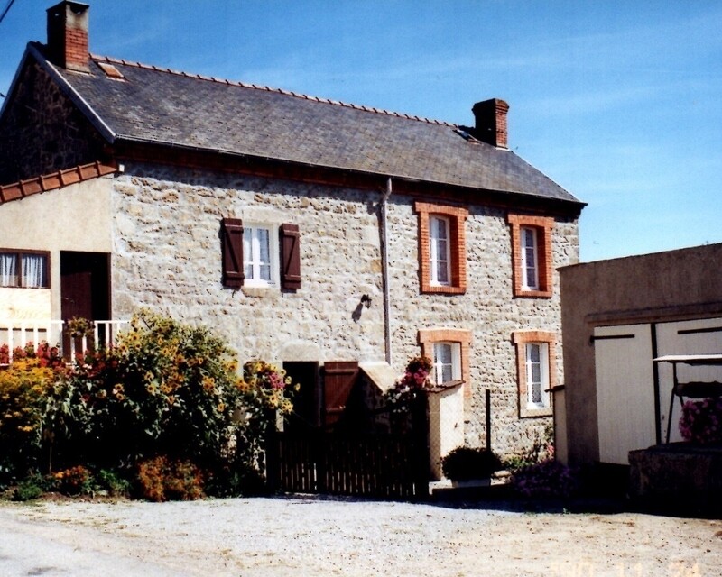 Maison de village avec ses 1 200 m2 de terrain attenant et son garage - Photo déjà un peu ancienne