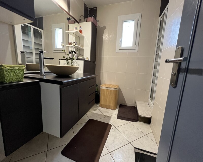 Mareuil les Meaux maison 5 pièces. - Salle deau 3rdc
