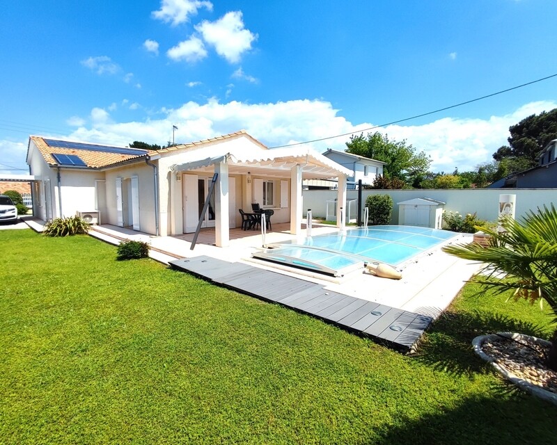 Maison plain pied quartier Chambery - Vue arriere maison piscine et carport
