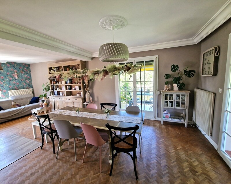 Elégante maison familiale nichée dans un coin de verdure - 03