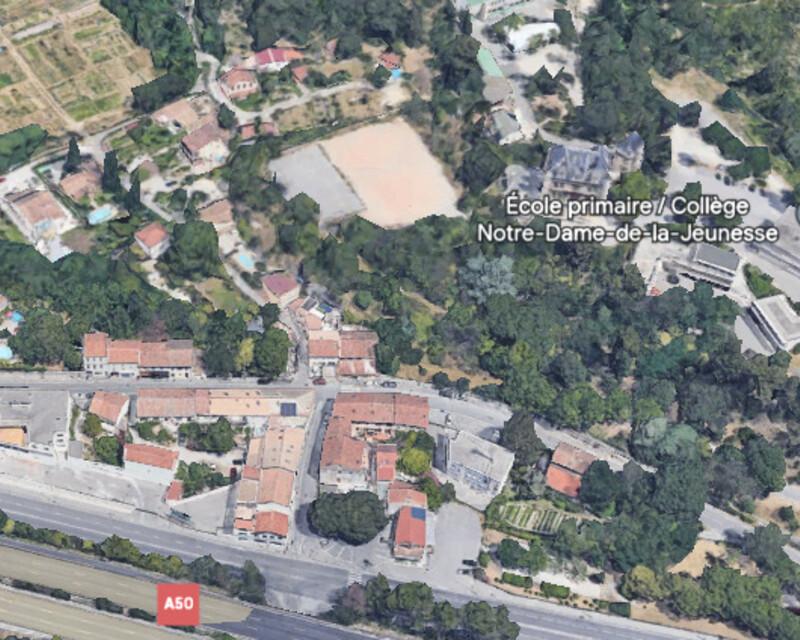 Terrain de 255 m² constructible à Saint Menet - Terrain
