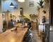 Maison en pierres dorées de 140m²  - Cuisine vue petit salon