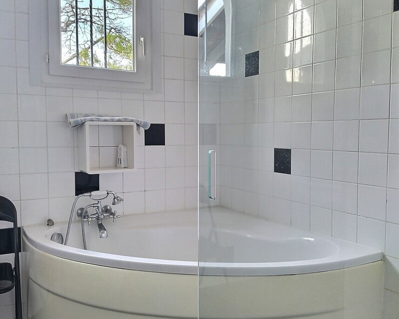 Maison de plain-pied au calme - 5 pièces - L'Houmeau - Salle de bain avec baignoire et douche à l'italienne