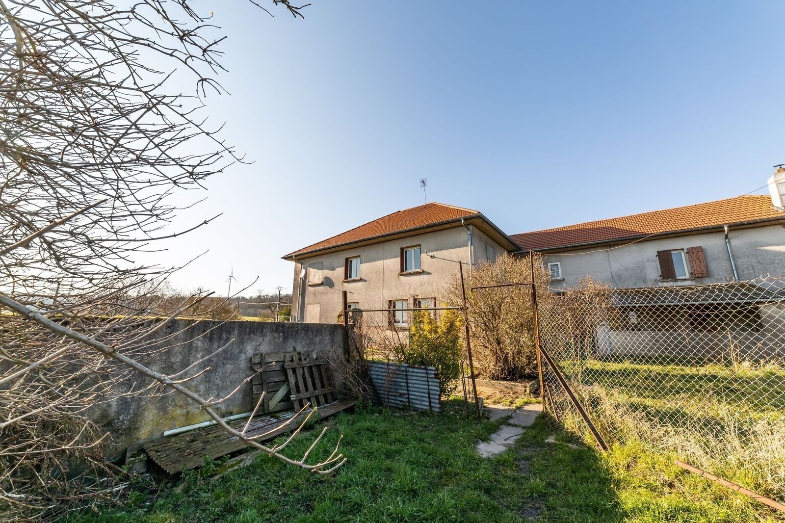 Grande Propriété au milieu des champs ! - Bâtisse + garages  vue arrière bis