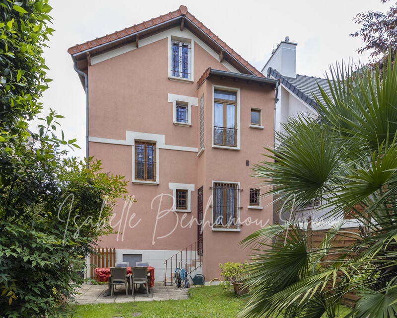 Belle maison indépendante dans un quartier recherché - vue arrière