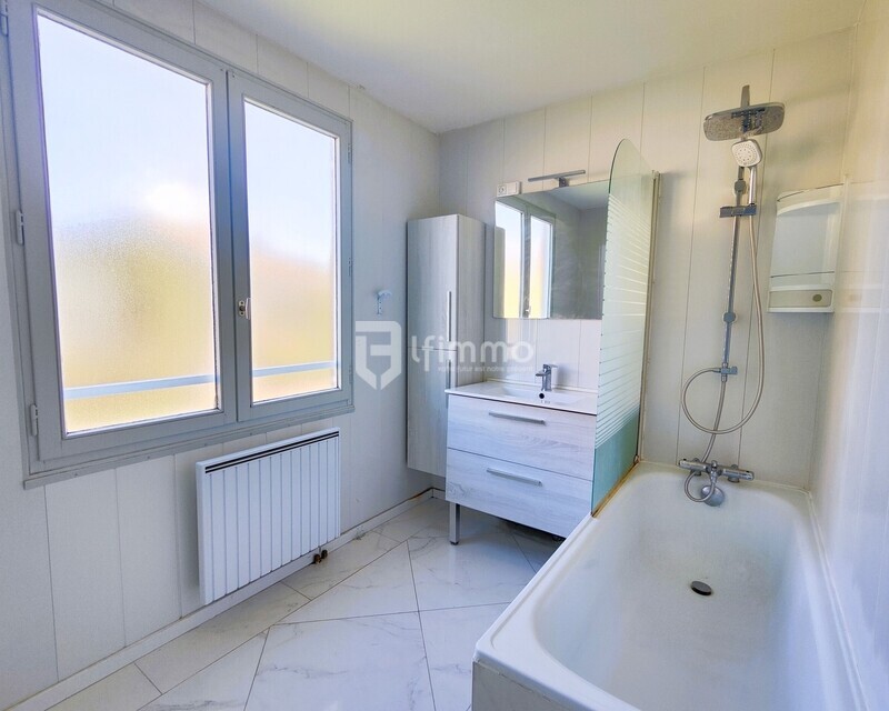 Maison familiale 140 m² avec jardin et garage à Thann (68800) - salle de bain