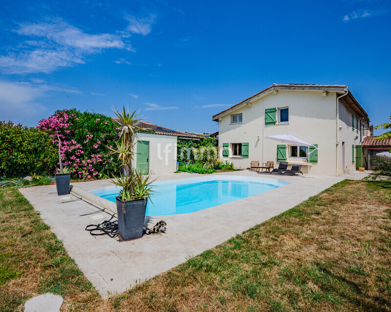 Maison de caractère rénovée – piscine et grands volumes - 26-0560-cl-0030