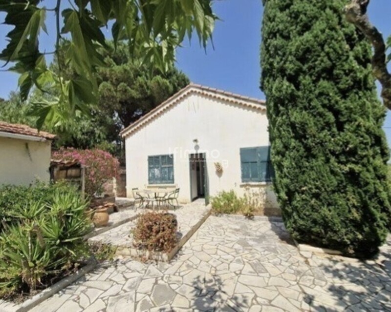 Hyères-propriété à rénover avec maison et annexes en zone agricole - Photo entete