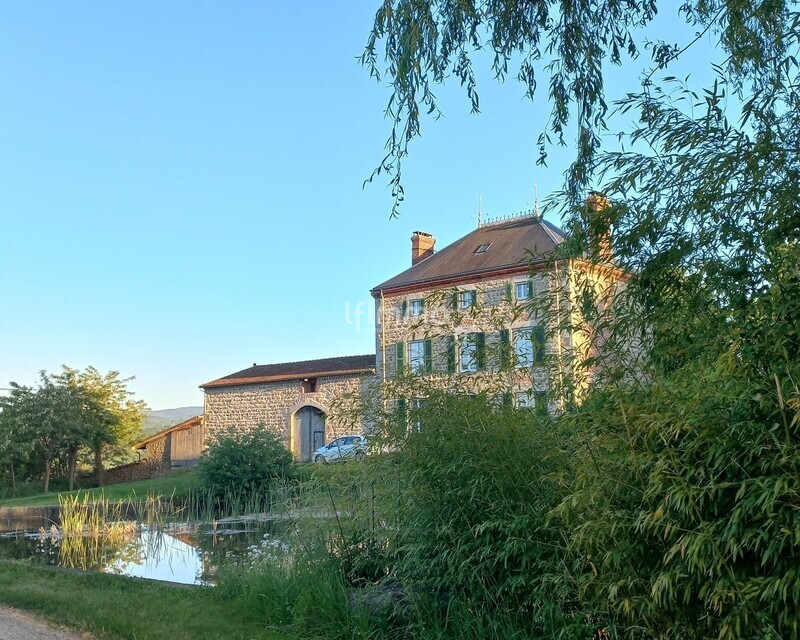 Maison de Famille sur 1 hectare avec dépendances - 1000011118