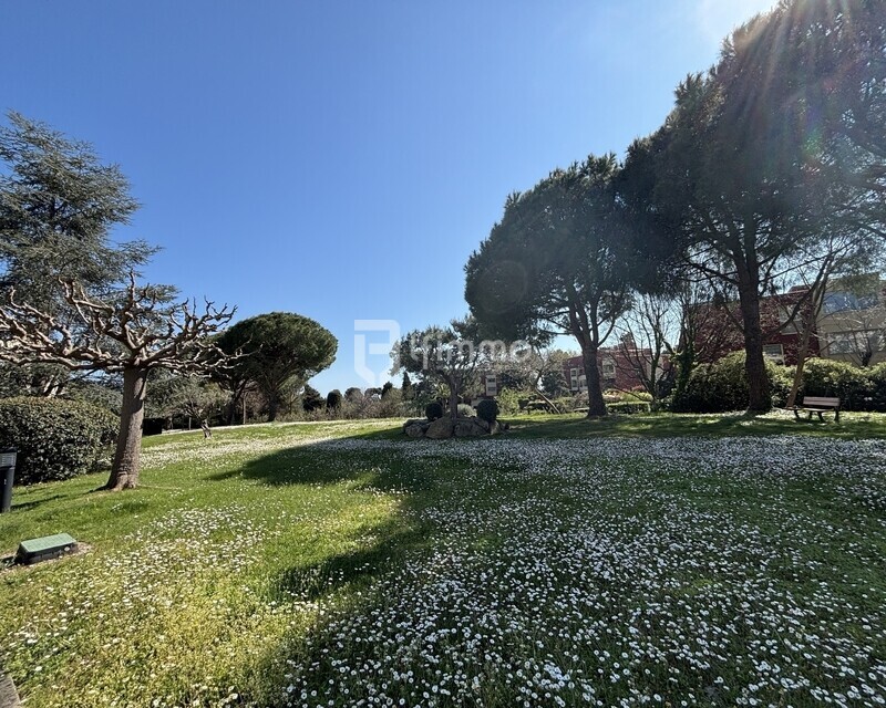 Dernier étage, 2 pièces, terrasse, cave, et parking possible - 83499f18-5bc1-4c01-9ec8-0007683a338c