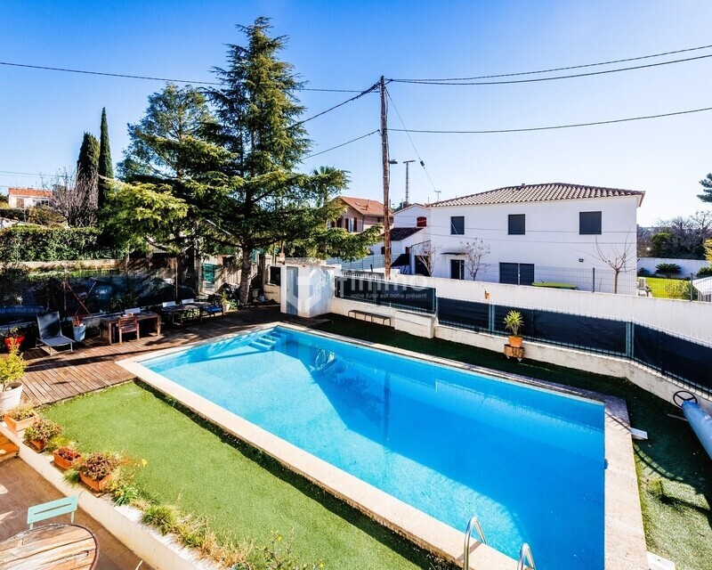 Petite résidence piscine charges faibles/ Appartement/ Stationnement - Fevdehors