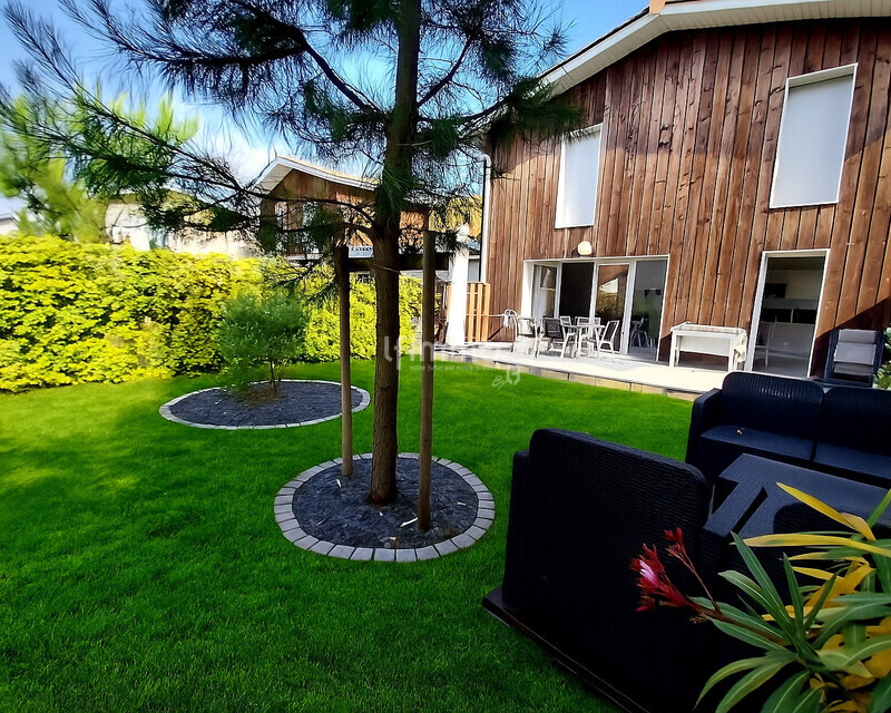 Maison, jardin terrasse box et parking - Jardin